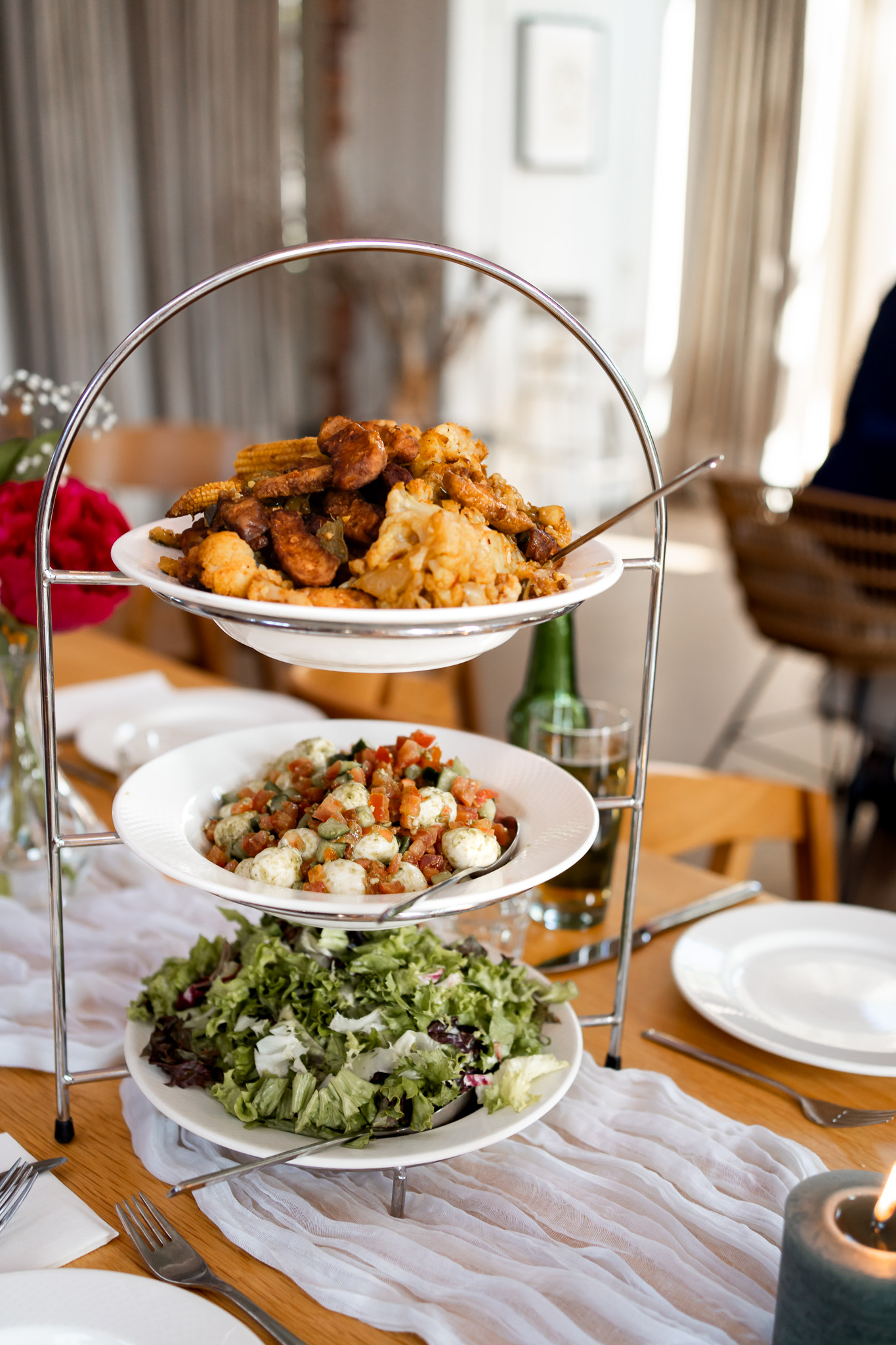 Horizontaal plateau met verse salades tijdens bruiloftsdiner 