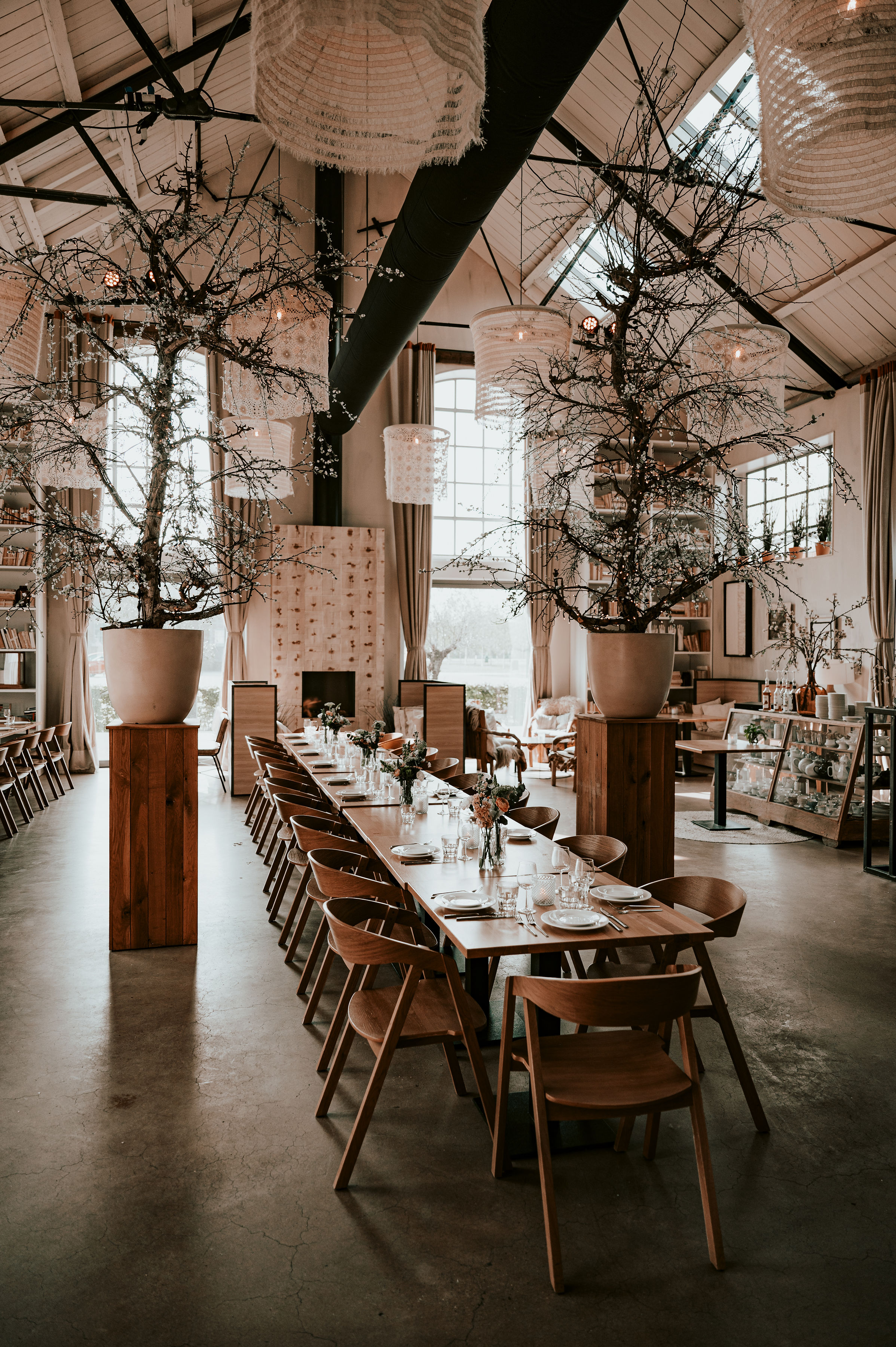 Sfeervol gedekte bruilofsttafel met bloemen, kaarsen en stijvolle tafeldecoratie
