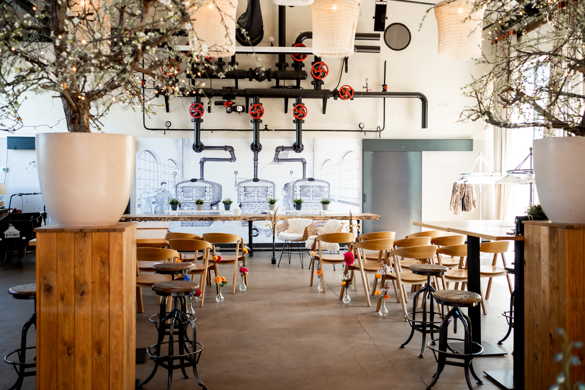Ceremonieopstelling in trouwlocatie Centraal Ketelhuis in Amersfoort met industriële details en zitplaatsen voor een bruiloft. 