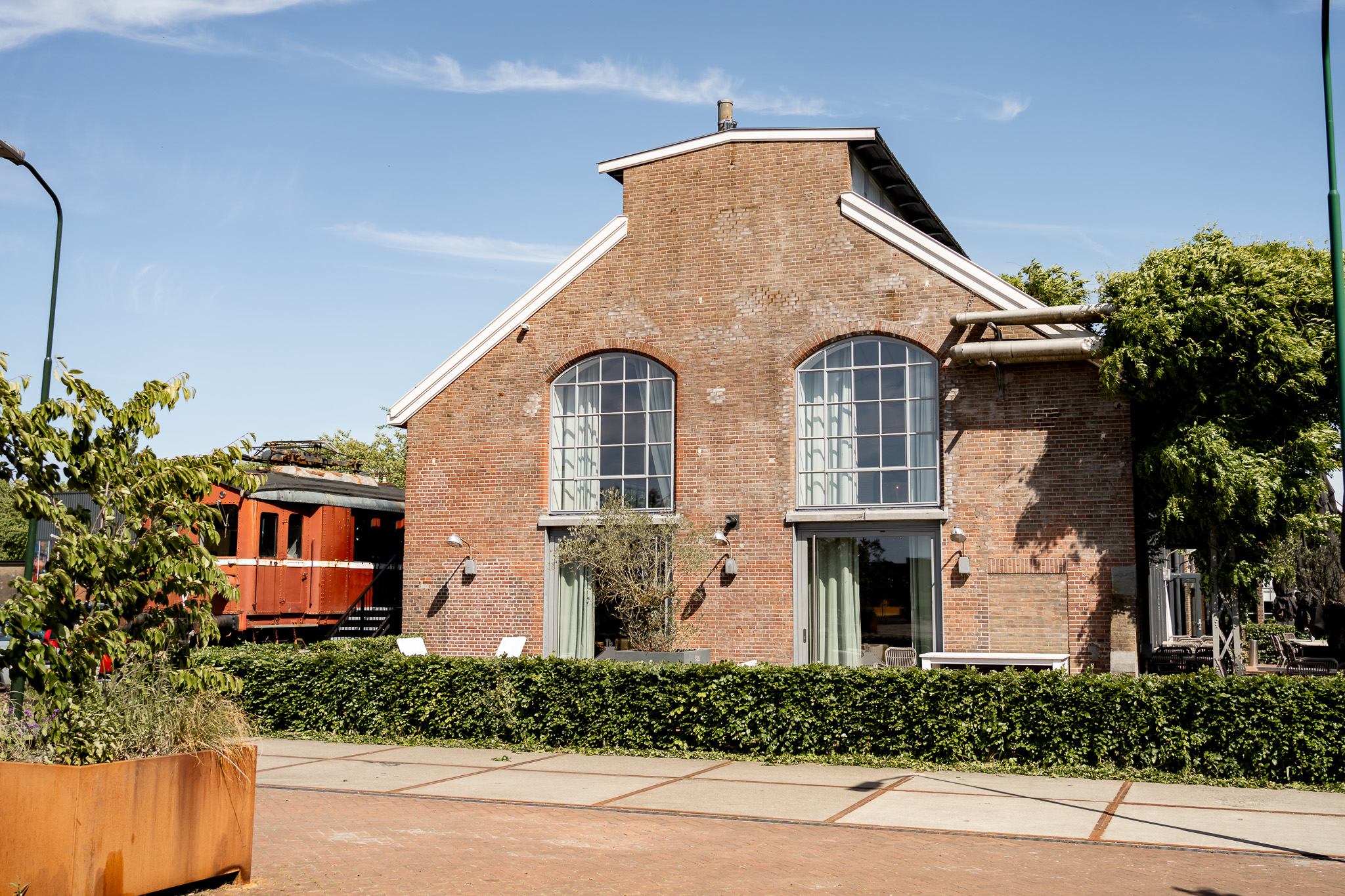 Buitenaanzicht van trouw- en evenementenlocatie Centraal Ketelhuis in Amersfoort, een karakteristiek industrieel gebouw met grote ramen