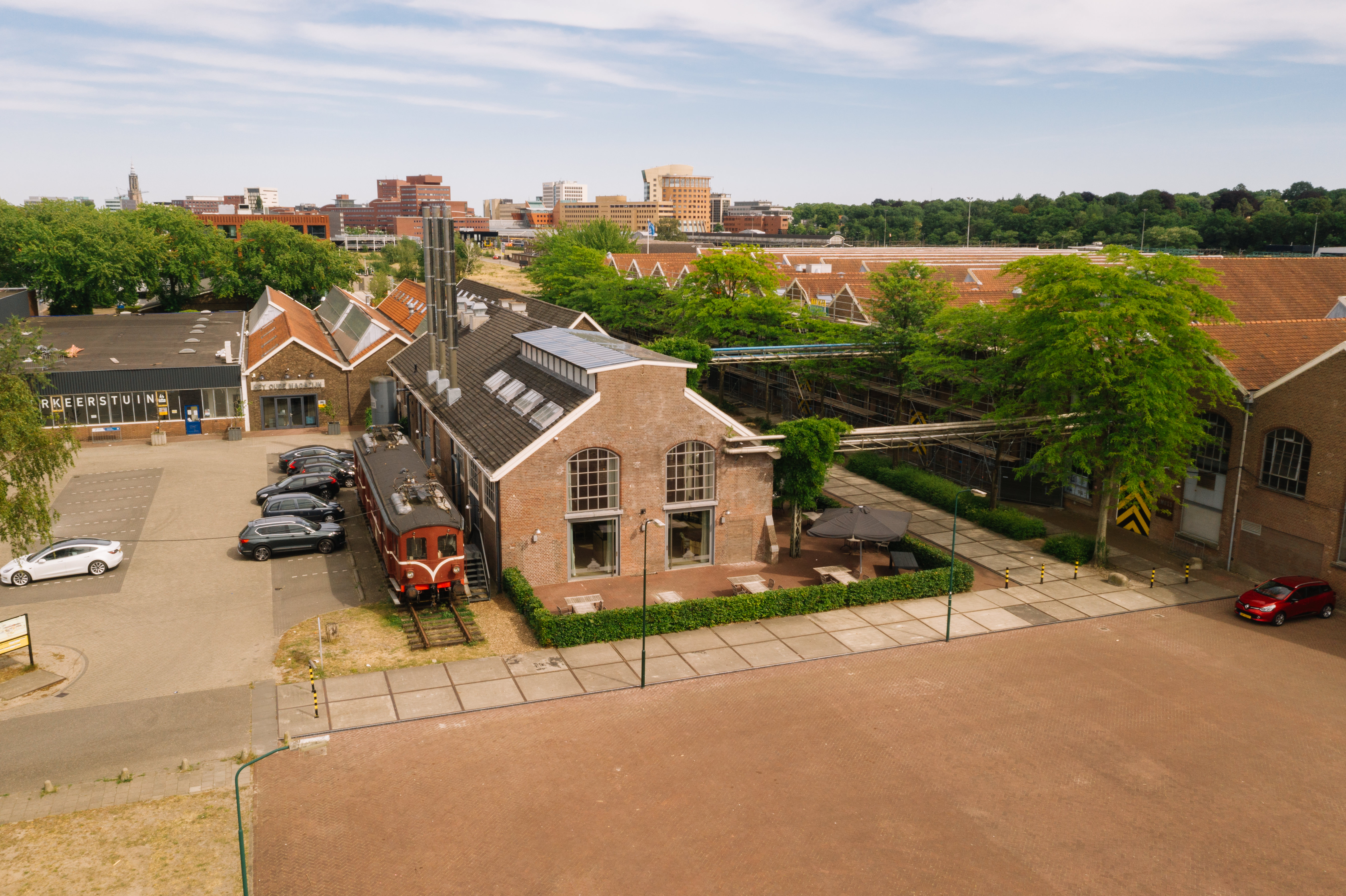 Luchtfoto van industriële trouw- en evenementenlocatie Centraal Ketelhuis op de Wagenwerkplaats in Amersfoort met historisch spoort en karakteristiek gebouw