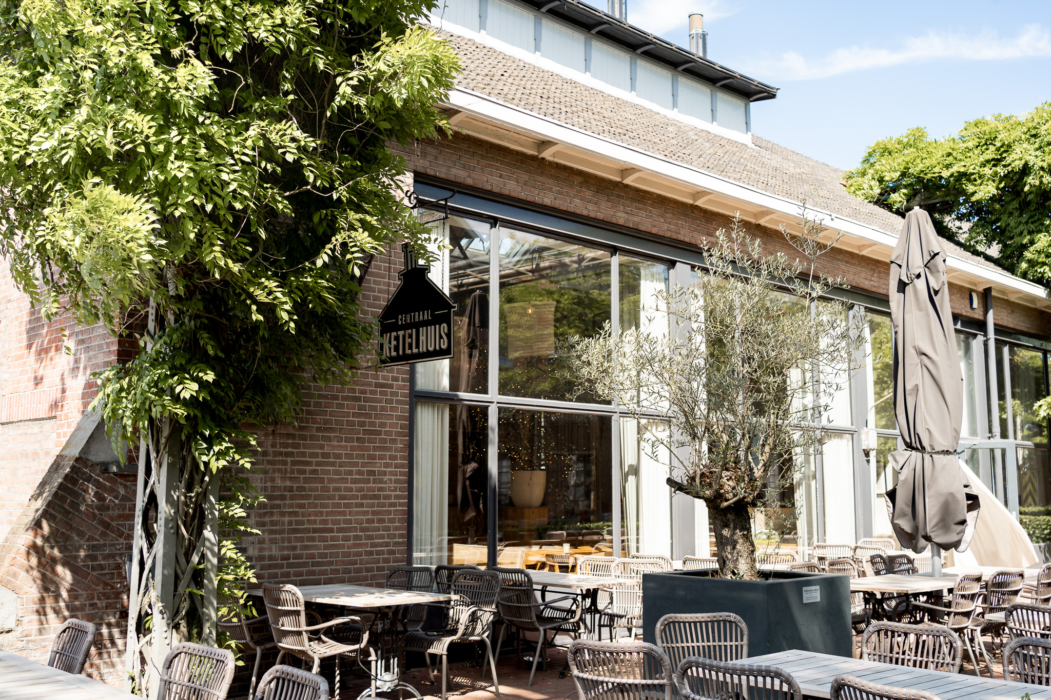 Terras van trouwlocatie Centraal Ketelhuis in Amersfoort met groene beplanting en zitplaatsen bij de industriële trouwlocatie. 
